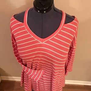 Shoulder peek, v-neck, 3/4 length top.
